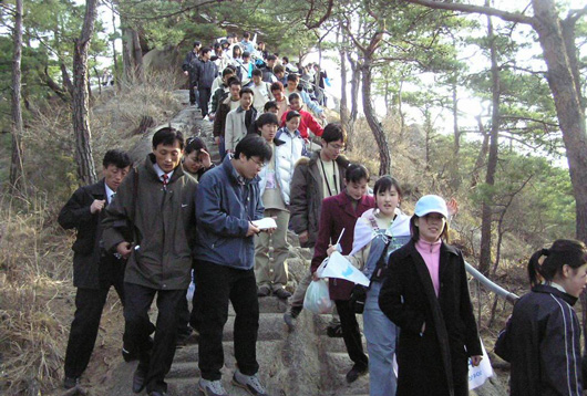 이날 삼일포 산책에 나선 남북 대학생들은 서로 팔짱을 끼거나 손을 맞잡고 거닐기도 했다 